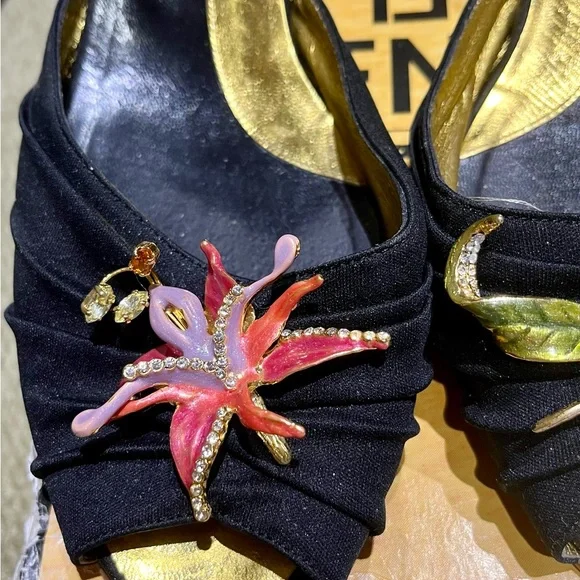 RARE Fendi Black Satin slide shoes with enamel and crystal flowers. Size 10 - Picture 4 of 9